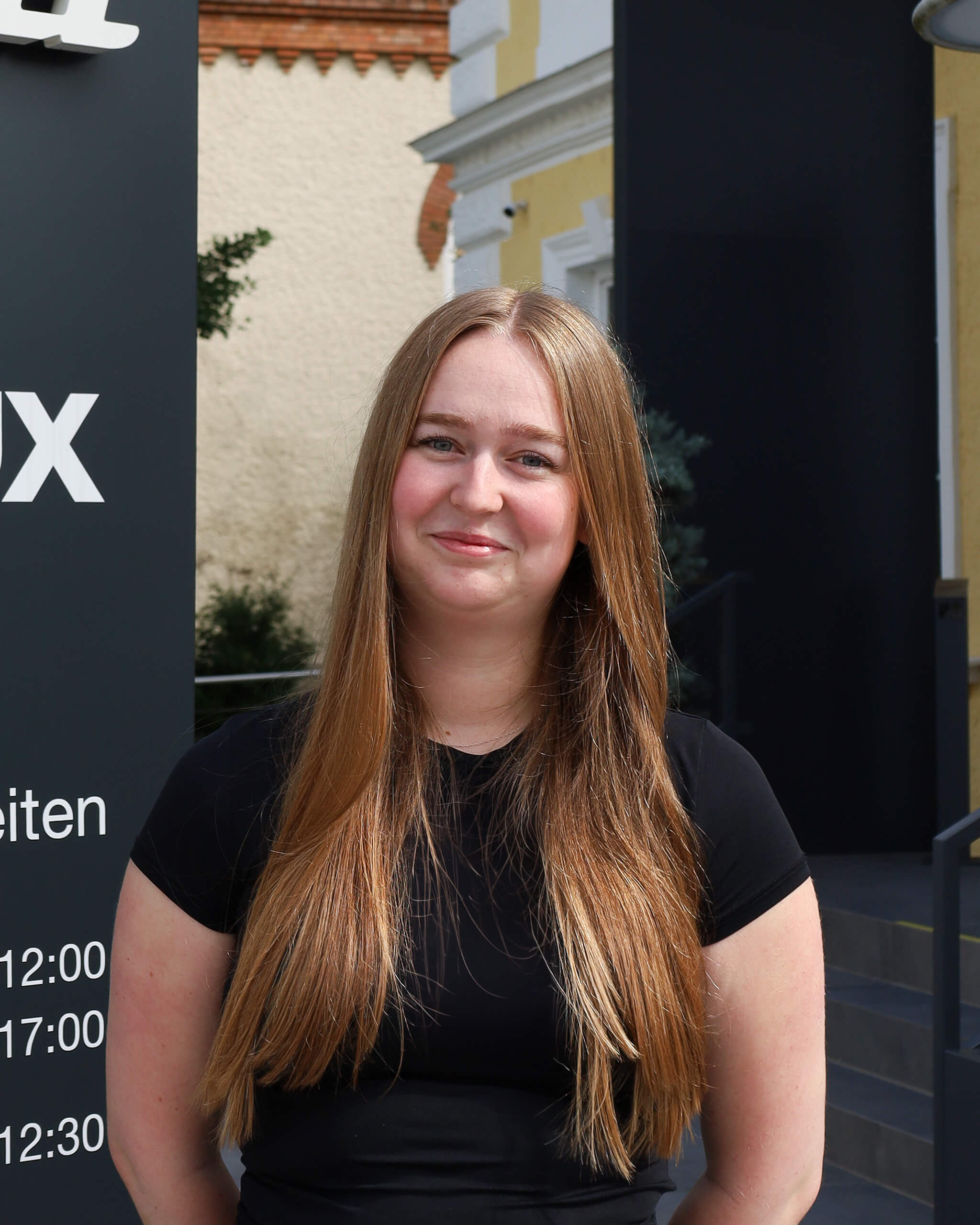 Anna Ecker vor Illumina-Gebäude