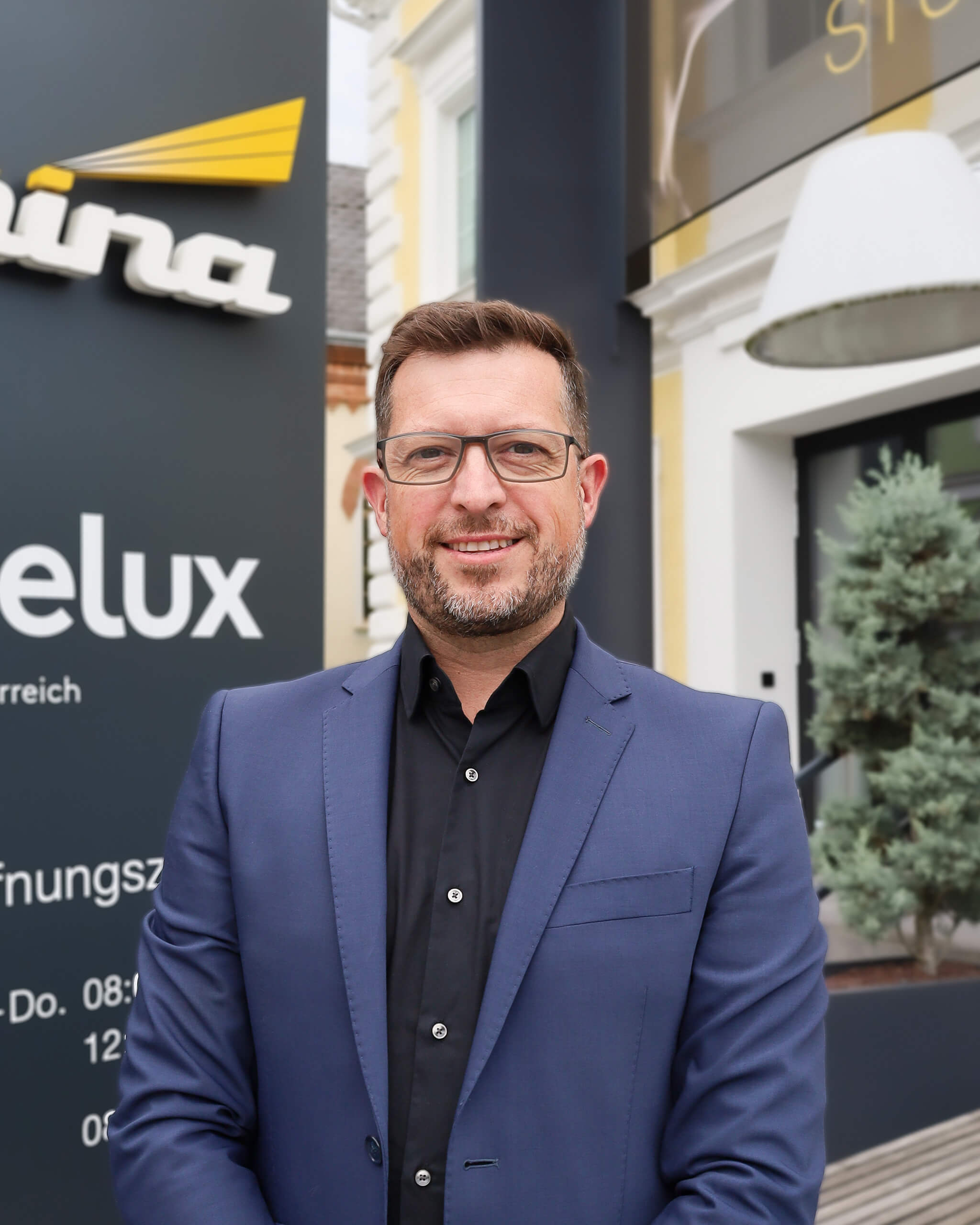 Geschäftsführer DI David Huber vor dem Illumina Lichtplanungsbüro in Österreich