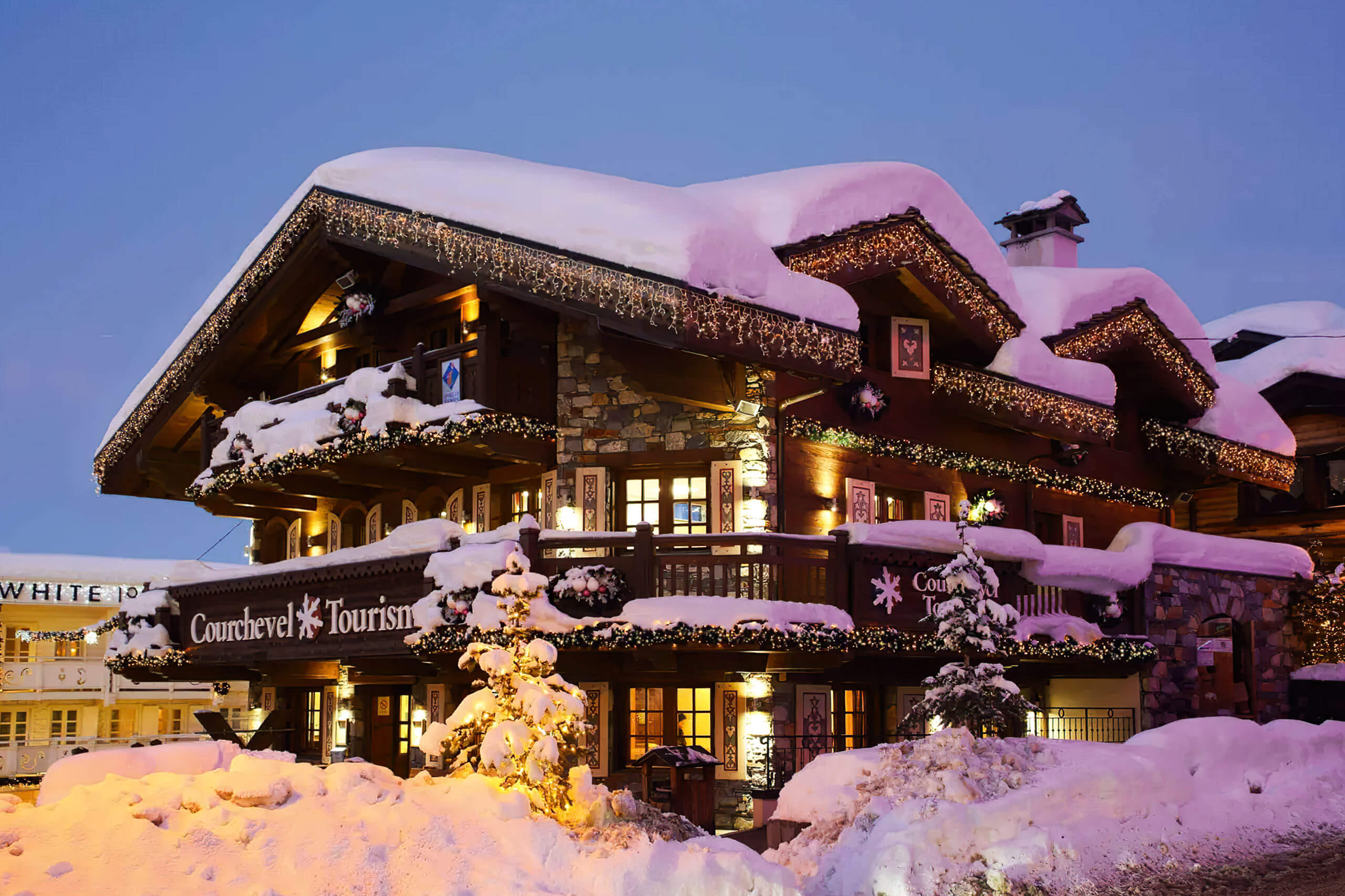 Hotel im Schnee mit Weihnachtsbeleuchtung