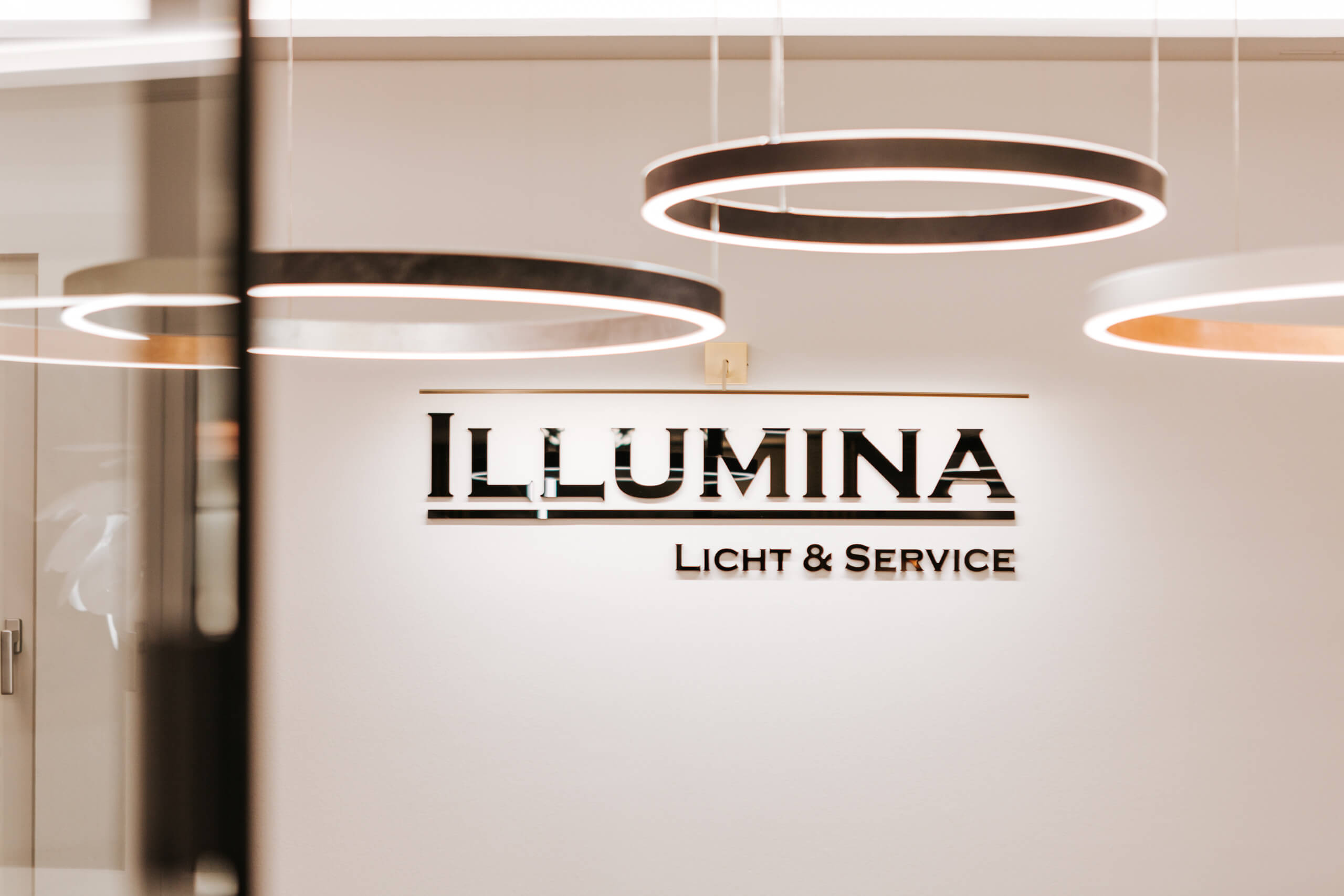 Illumina Licht & Service: Moderne Büroeinrichtung mit Ringleuchten und Firmenlogo
