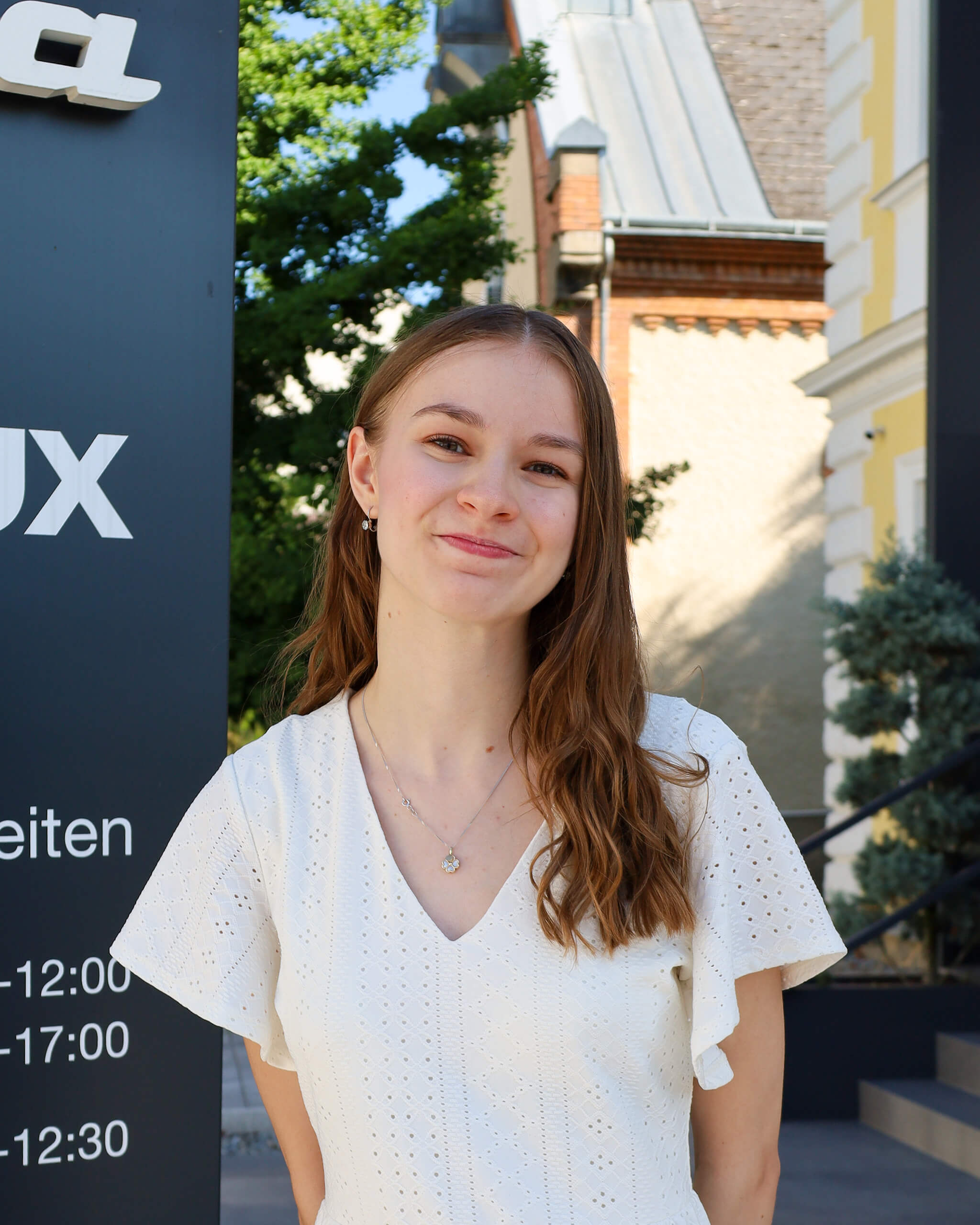 Junge Frau vor dem Geschäft von Illumina in Ried im Innkreis