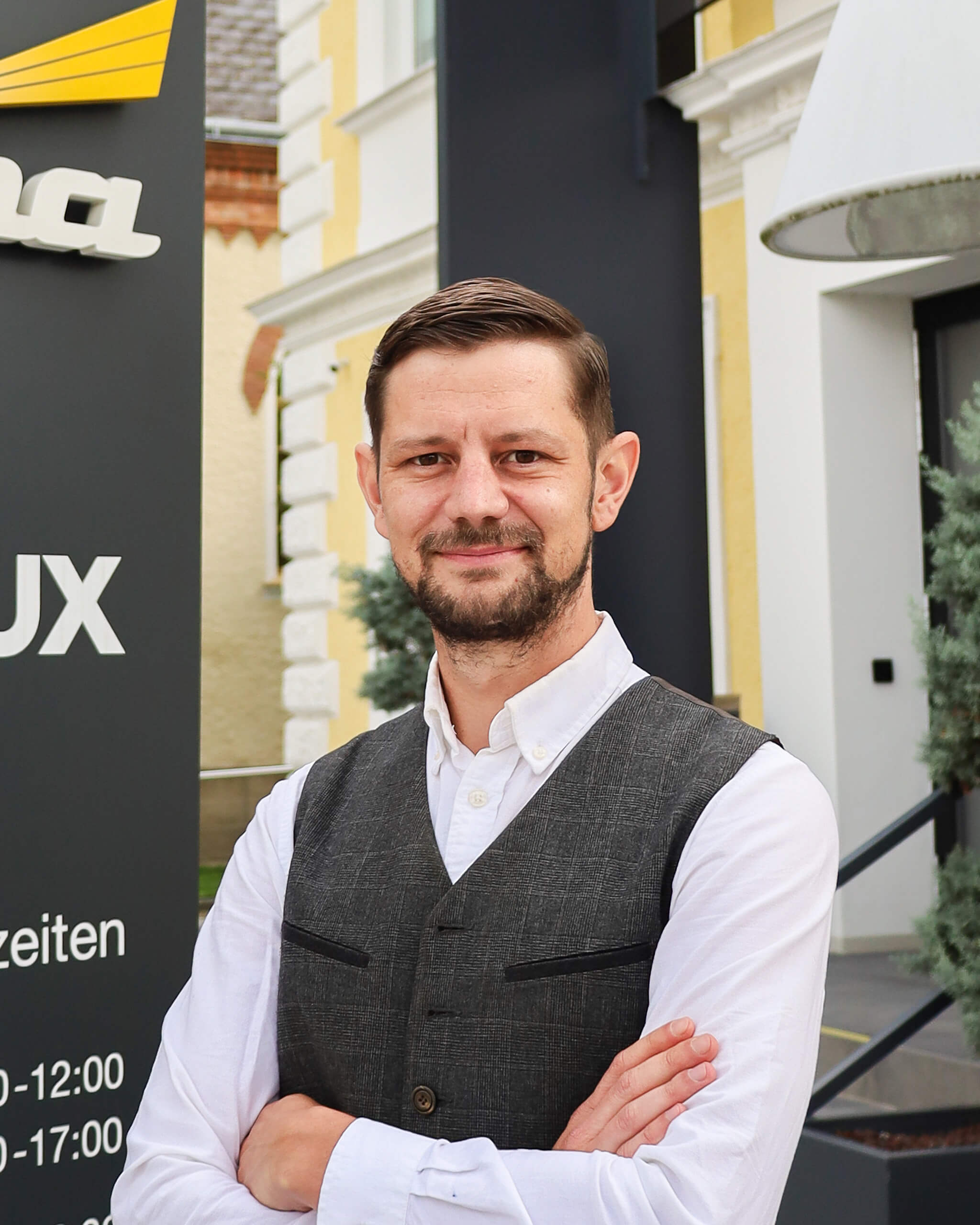 Ing. Michael Schwarz, Lichtplaner von Illumina, steht vor Firmengebäude.