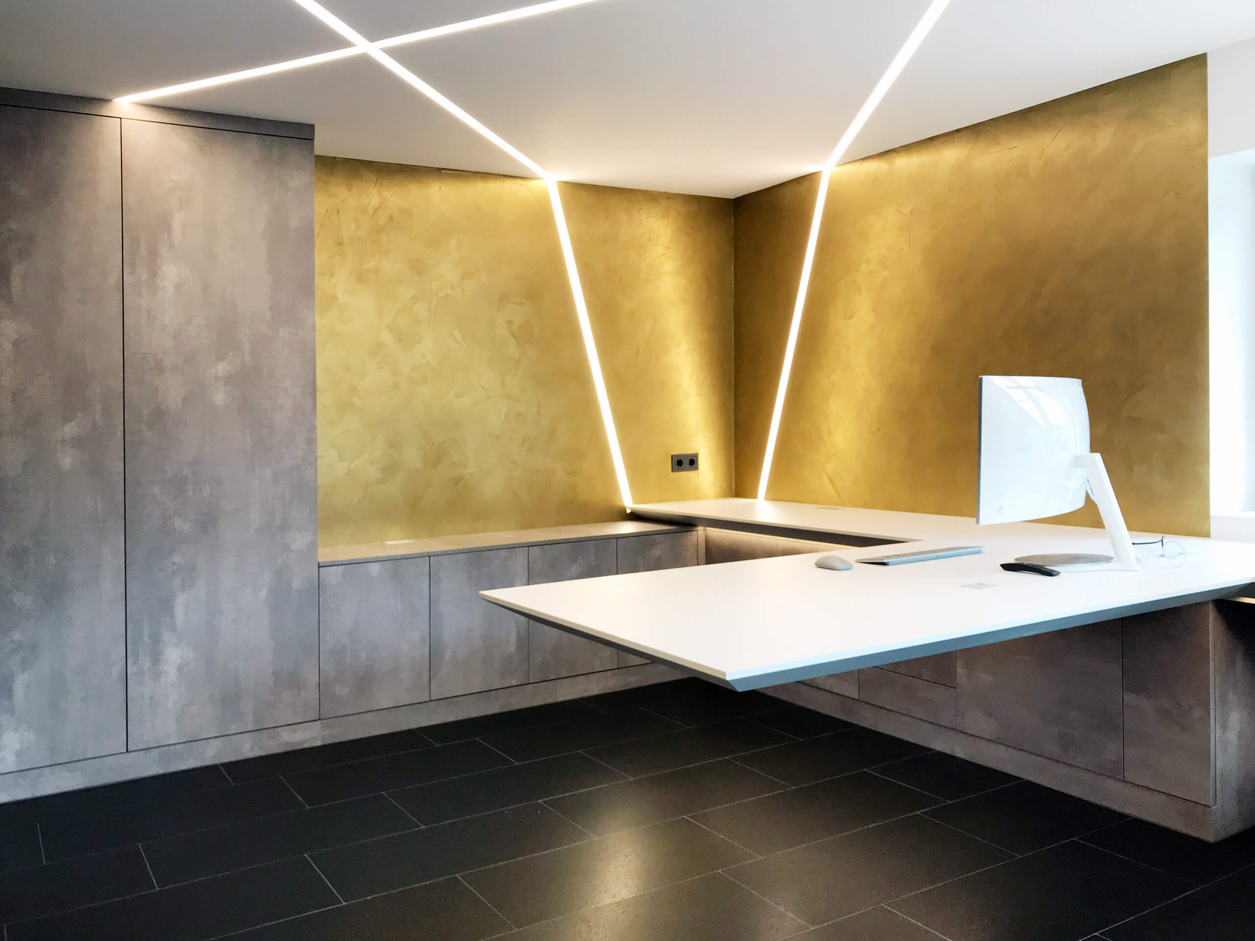 Moderne Lichtplanung Privat: Büro mit indirekter Beleuchtung und goldener Wand.
