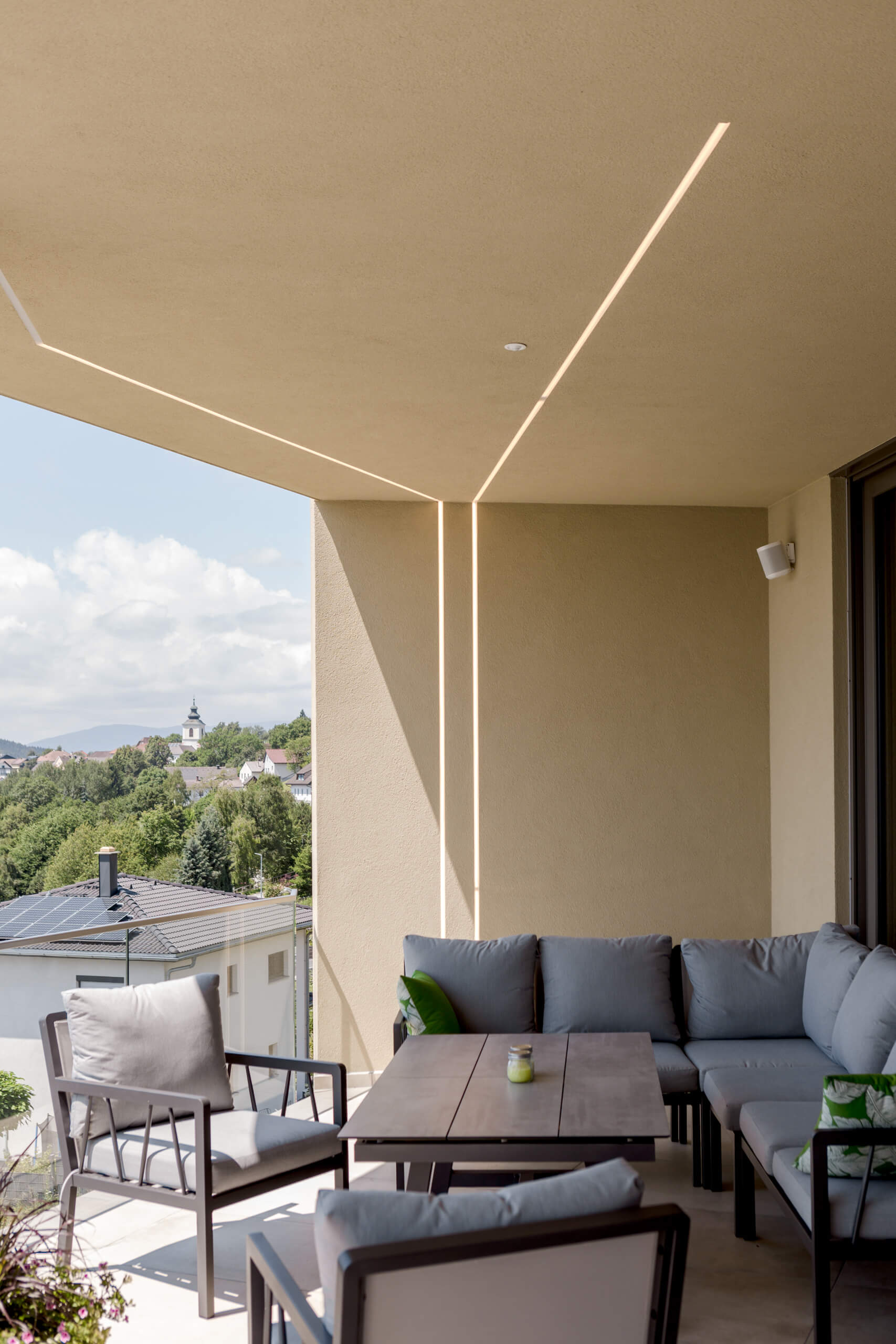 Moderne Dachterrasse mit Lounge-Möbeln und indirekter Beleuchtung