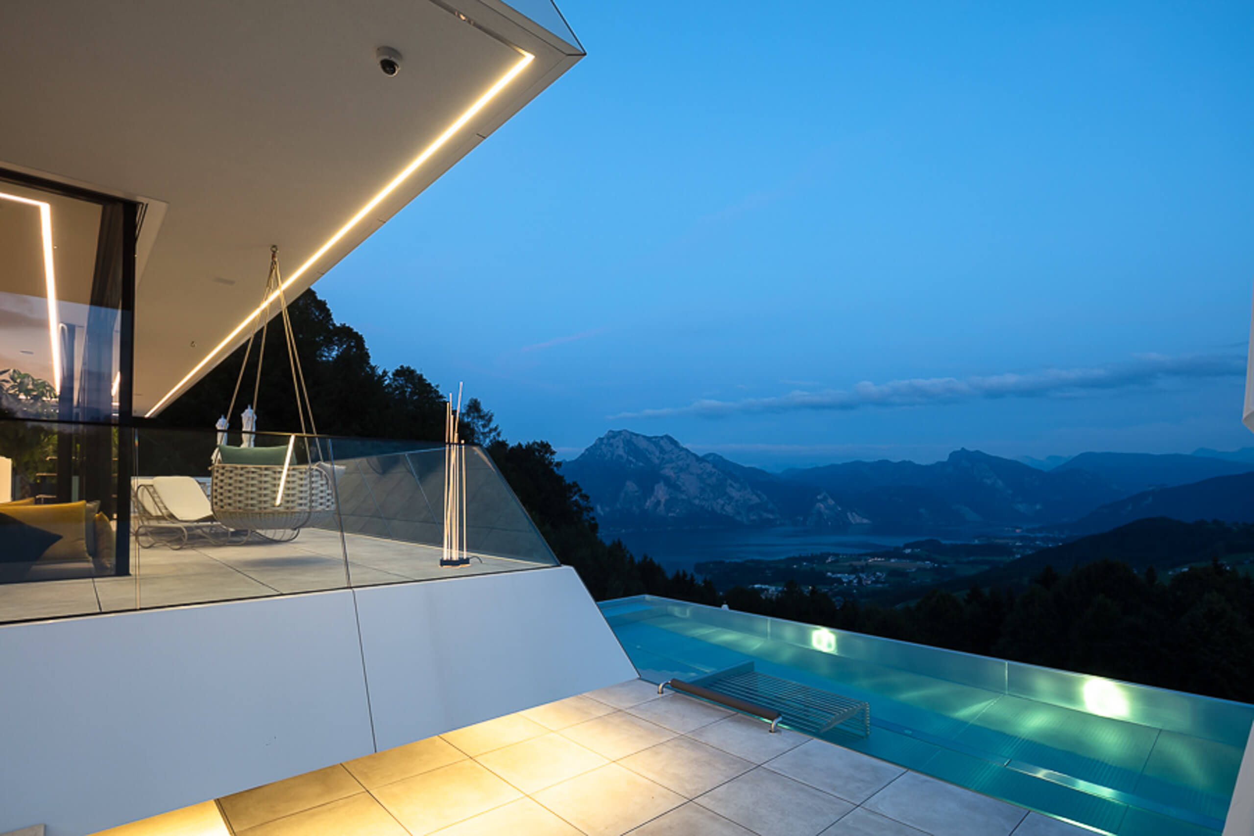 Moderne Villa mit Infinity-Pool und Panoramablick – Lichtplanung Privat