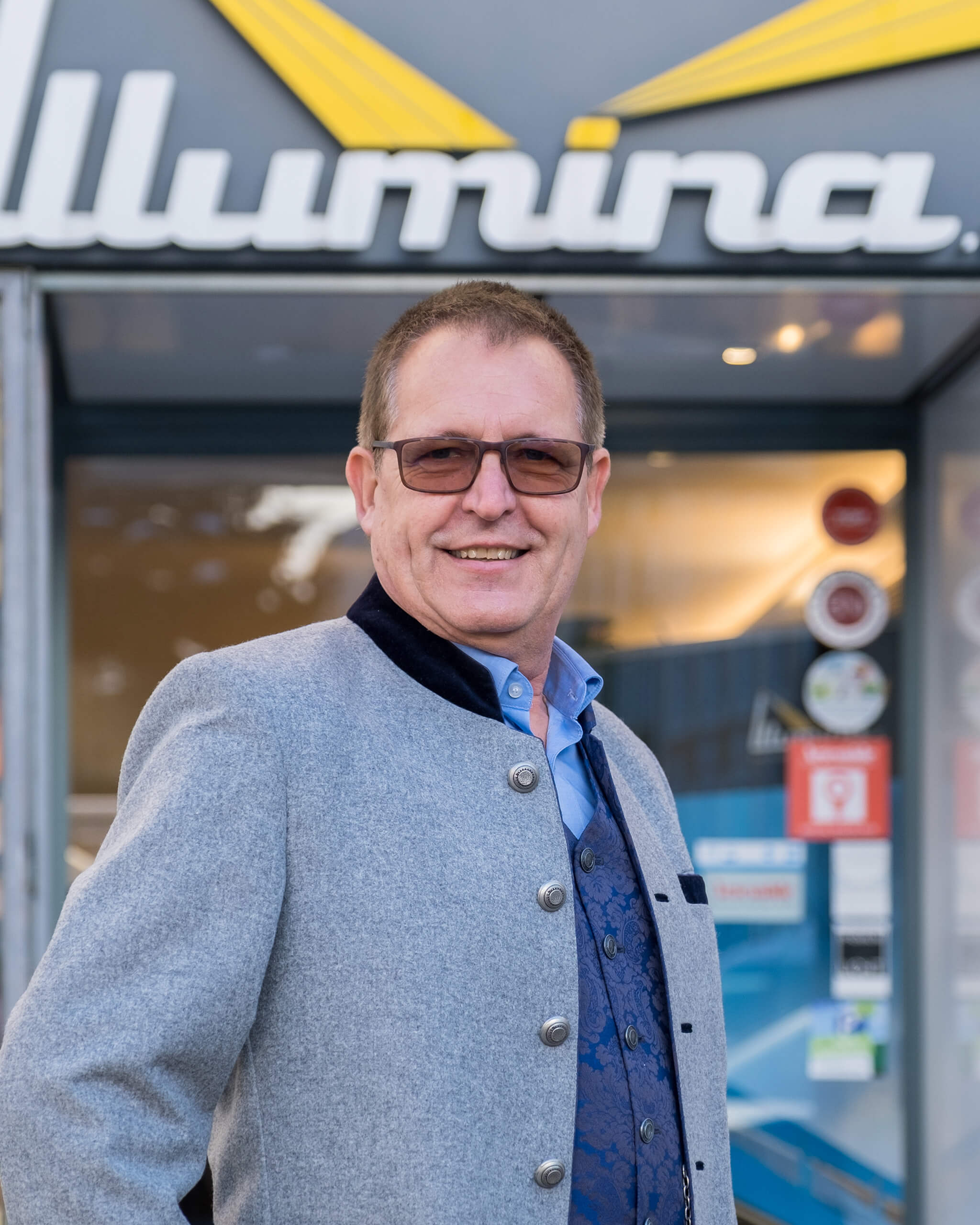 Rudolf Huber vor dem Illumina-Gebäude